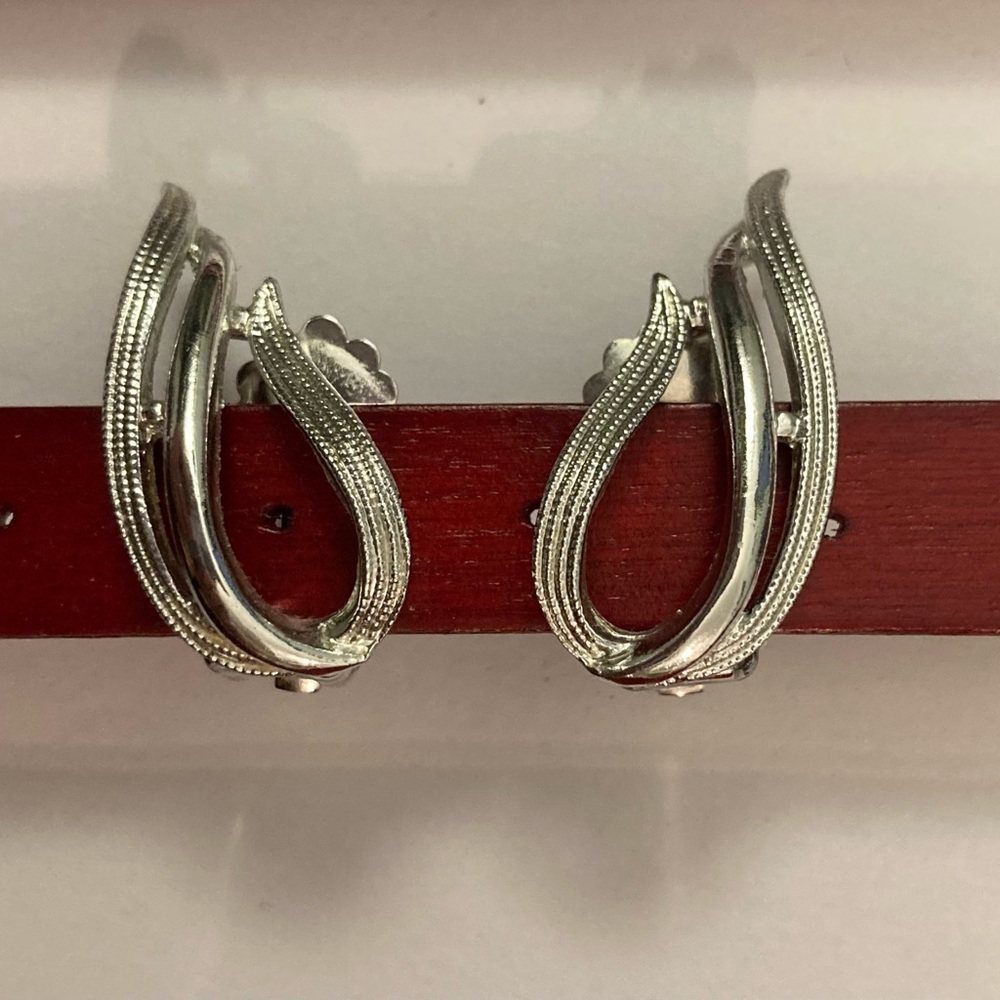 Vintage Sarah Coventry “Stunning” Silvertone Clip Earrings